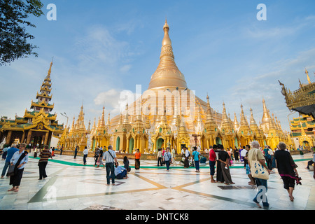 I visitatori e i buddisti si mescolano sul cortile della Shwedagon pagoda in Yangon, Myanmar il 8 novembre 2013. Foto Stock