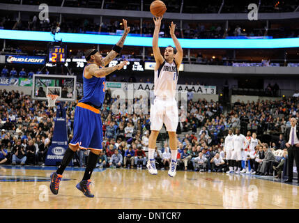 Dallas, TX, Stati Uniti d'America . 05 gen 2014. Dallas Mavericks point guard Jose Calderon #8 durante un gioco NBA tra New York Knicks e Dallas Mavericks presso l'American Airlines Center di Dallas, TX New York sconfitto Dallas 92-80 Credito: Cal Sport Media/Alamy Live News Foto Stock