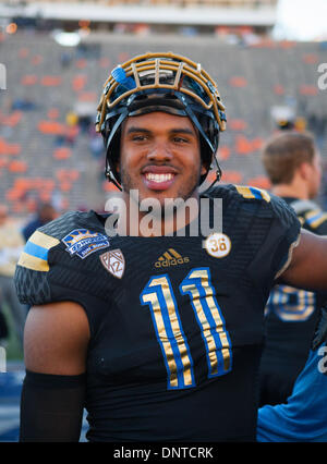 Dic. 31, 2013 - El Paso, TX, Stati Uniti d'America - 31 dicembre 2013 El Paso, TX...UCLA linebacker (11) Anthony Barr prende la sua ultima foto dopo la sua ultima partita come UCLA Bruin. La UCLA Bruins sconfitto il Virginia Tech Hokies 42-12 Martedì, Dicembre 31, 2013 in Hyundai Sun Bowl a El Paso, TX. (Obbligatorio Credito: Juan Lainez / MarinMedia.org / Cal Sport Media) (completare il fotografo e il credito richiesto) Foto Stock