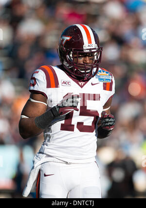 Dic. 31, 2013 - El Paso, TX, Stati Uniti d'America - 31 dicembre 2013 El Paso, TX...Virginia Tech running back (15) Joel Caleb cerca il gioco chiamata durante la UCLA vs Virginia Tech gioco di calcio. La UCLA Bruins sconfitto il Virginia Tech Hokies 42-12 Martedì, Dicembre 31, 2013 in Hyundai Sun Bowl a El Paso, TX. (Obbligatorio Credito: Juan Lainez / MarinMedia.org / Cal Sport Media) (completare il fotografo e il credito richiesto) Foto Stock