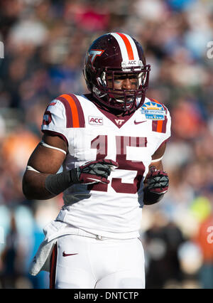 Dic. 31, 2013 - El Paso, TX, Stati Uniti d'America - 31 dicembre 2013 El Paso, TX...Virginia Tech running back (15) Joel Caleb cerca il gioco chiamata durante la UCLA vs Virginia Tech gioco di calcio. La UCLA Bruins sconfitto il Virginia Tech Hokies 42-12 Martedì, Dicembre 31, 2013 in Hyundai Sun Bowl a El Paso, TX. (Obbligatorio Credito: Juan Lainez / MarinMedia.org / Cal Sport Media) (completare il fotografo e il credito richiesto) Foto Stock