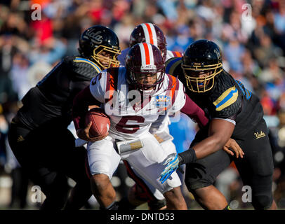 Dic. 31, 2013 - El Paso, TX, Stati Uniti d'America - 31 dicembre 2013 El Paso, TX...UCLA tackle difensivo (97) Kenny Clark affronta Viginia Tech quarterback (6) Contrassegnare Leal. La UCLA Bruins sconfitto il Virginia Tech Hokies 42-12 Martedì, Dicembre 31, 2013 in Hyundai Sun Bowl a El Paso, TX. (Obbligatorio Credito: Juan Lainez / MarinMedia.org / Cal Sport Media) (completare il fotografo e il credito richiesto) Foto Stock