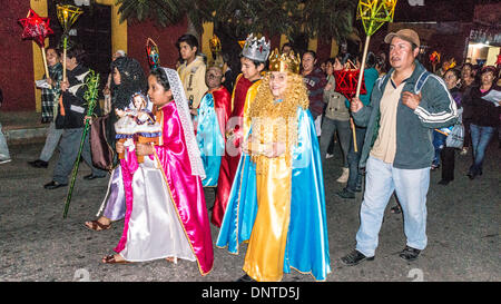 Oaxaca, Messico, 5 Gennaio 2014: meravigliosamente costume, i tre re preceduto dalla Vergine Maria che porta il bambino Gesù Bambino, sfilano per le strade di notte del Barrio di Trinidad de las Huertas alla vigilia di tre re giorno in bambini rievocazione della adorazione dei Magi Credito: Dorothy Alexander/Alamy Live News Foto Stock