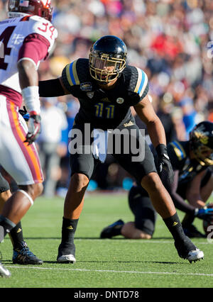 Dic. 31, 2013 - El Paso, TX, Stati Uniti d'America - 31 dicembre 2013 El Paso, TX...UCLA linebacker (11) Anthony Barr è pronta per la successiva riproduzione. La UCLA Bruins sconfitto il Virginia Tech Hokies 42-12 Martedì, Dicembre 31, 2013 in Hyundai Sun Bowl a El Paso, TX. (Obbligatorio Credito: Juan Lainez / MarinMedia.org / Cal Sport Media) (completare il fotografo e il credito richiesto) Foto Stock