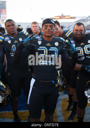 Dic. 31, 2013 - El Paso, TX, Stati Uniti d'America - 31 dicembre 2013 El Paso, TX...UCLA defensive back (23) Anthony Jefferson prendendo un po' dopo il gioco di gioco di immagine a conclusione dell'UCLA vs Virginia Tech gioco di calcio. La UCLA Bruins sconfitto il Virginia Tech Hokies 42-12 Martedì, Dicembre 31, 2013 in Hyundai Sun Bowl a El Paso, TX. (Obbligatorio Credito: Juan Lainez / MarinMedia.org / Cal Sport Media) (completare il fotografo e il credito richiesto) Foto Stock