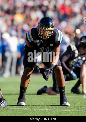 Dic. 31, 2013 - El Paso, TX, Stati Uniti d'America - 31 dicembre 2013 El Paso, TX...UCLA linebacker (11) Anthony Barr è pronta per la successiva riproduzione. La UCLA Bruins sconfitto il Virginia Tech Hokies 42-12 Martedì, Dicembre 31, 2013 in Hyundai Sun Bowl a El Paso, TX. (Obbligatorio Credito: Juan Lainez / MarinMedia.org / Cal Sport Media) (completare il fotografo e il credito richiesto) Foto Stock