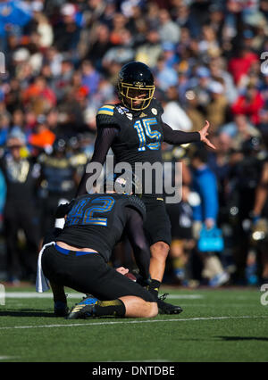 Dic. 30, 2013 - El Paso, TX, Stati Uniti d'America - 31 dicembre 2013 El Paso, TX...UCLA kicker (15) Ka'imi Fairbairn tenta un obiettivo del campo durante la UCLA vs Virginia Tech gioco di calcio. La UCLA Bruins sconfitto il Virginia Tech Hokies 42-12 Martedì, Dicembre 31, 2013 in Hyundai Sun Bowl a El Paso, TX. (Obbligatorio Credito: Juan Lainez / MarinMedia.org / Cal Sport Media) (completare il fotografo e il credito richiesto) Foto Stock