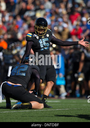 Dic. 30, 2013 - El Paso, TX, Stati Uniti d'America - 31 dicembre 2013 El Paso, TX...UCLA kicker (15) Ka'imi Fairbairn tenta un obiettivo del campo durante la UCLA vs Virginia Tech gioco di calcio. La UCLA Bruins sconfitto il Virginia Tech Hokies 42-12 Martedì, Dicembre 31, 2013 in Hyundai Sun Bowl a El Paso, TX. (Obbligatorio Credito: Juan Lainez / MarinMedia.org / Cal Sport Media) (completare il fotografo e il credito richiesto) Foto Stock