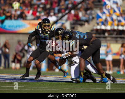 Dic. 30, 2013 - El Paso, TX, Stati Uniti d'America - 31 dicembre 2013 El Paso, TX...UCLA linebacker (10) Myles Jack in azione durante il secondo trimestre del UCLA vs Virginia Tech gioco di calcio. La UCLA Bruins sconfitto il Virginia Tech Hokies 42-12 Martedì, Dicembre 31, 2013 in Hyundai Sun Bowl a El Paso, TX. (Obbligatorio Credito: Juan Lainez / MarinMedia.org / Cal Sport Media) (completare il fotografo e il credito richiesto) Foto Stock