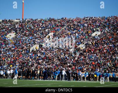 Dic. 31, 2013 - El Paso, TX, Stati Uniti d'America - 31 dicembre 2013 El Paso, TX...gli appassionati di calcio di partecipare in onda durante thel gioco di calcio. La UCLA Bruins sconfitto il Virginia Tech Hokies 42-12 Martedì, Dicembre 31, 2013 in Hyundai Sun Bowl a El Paso, TX. (Obbligatorio Credito: Juan Lainez / MarinMedia.org / Cal Sport Media) (completare il fotografo e il credito richiesto) Foto Stock