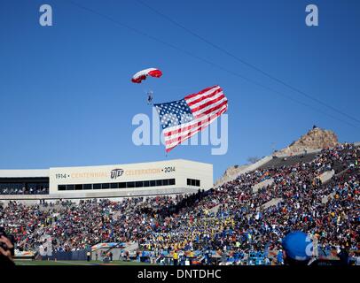 Dic. 31, 2013 - El Paso, TX, Stati Uniti d'America - 31 dicembre 2013 El Paso, TX...Team membri Fastrax immergersi nello stadio prima della Hyundai ciotola del gioco del calcio. La UCLA Bruins sconfitto il Virginia Tech Hokies 42-12 Martedì, Dicembre 31, 2013 in Hyundai Sun Bowl a El Paso, TX. (Obbligatorio Credito: Juan Lainez / MarinMedia.org / Cal Sport Media) (completare il fotografo e il credito richiesto) Foto Stock