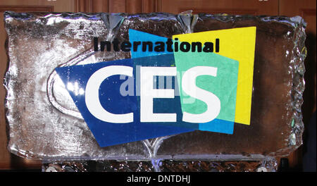 Las Vegas, Nevada, USA. Gen 5, 2014. Una scultura di ghiaccio dell'International CES logo è visualizzato durante il ''CES svelato'' il primo evento stampa del CES 2014 su gennaio 5, 2014 a Mandalay Bay Convention Center di Las Vegas, Nevada. © Marcel Thomas/ZUMAPRESS.com/Alamy Live News Foto Stock