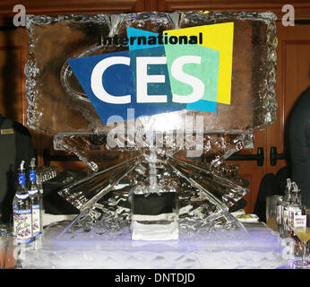 Las Vegas, Nevada, USA. Gen 5, 2014. Una scultura di ghiaccio dell'International CES logo è visualizzato durante il ''CES svelato'' il primo evento stampa del CES 2014 su gennaio 5, 2014 a Mandalay Bay Convention Center di Las Vegas, Nevada. © Marcel Thomas/ZUMAPRESS.com/Alamy Live News Foto Stock