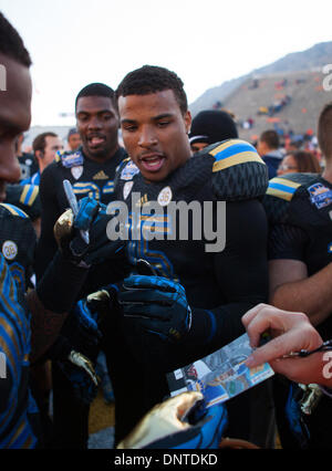 Dic. 31, 2013 - El Paso, TX, Stati Uniti d'America - 31 dicembre 2013 El Paso, TX...UCLA wide receiver (15) Devin Lucien ottiene pronto a firmare autografi dopo la UCLA vs Virginia Tech gioco di calcio. La UCLA Bruins sconfitto il Virginia Tech Hokies 42-12 Martedì, Dicembre 31, 2013 in Hyundai Sun Bowl a El Paso, TX. (Obbligatorio Credito: Juan Lainez / MarinMedia.org / Cal Sport Media) (completare il fotografo e il credito richiesto) Foto Stock