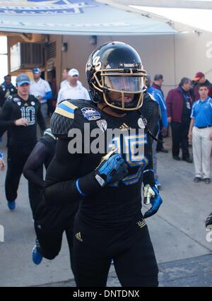 Dic. 31, 2013 - El Paso, TX, Stati Uniti d'America - 31 dicembre 2013 El Paso, TX...UCLA wide receiver (15) Devin Lucien è pronta per eseguire sul campo prima dell'UCLA vs Virginia Tech gioco di calcio. La UCLA Bruins sconfitto il Virginia Tech Hokies 42-12 Martedì, Dicembre 31, 2013 in Hyundai Sun Bowl a El Paso, TX. (Obbligatorio Credito: Juan Lainez / MarinMedia.org / Cal Sport Media) (completare il fotografo e il credito richiesto) Foto Stock