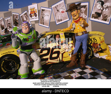 Ottobre 23, 1999 - TOY STORY 2 THEMED NASCARS.SVELATA IN HOLLYWOOD CA..Buzz Lightyear, (direttore) John Lasseter & woody. FITZROY BARRETT/ 10-23-1999 K16934FB(Immagine di credito: © Globo foto/ZUMAPRESS.com) Foto Stock