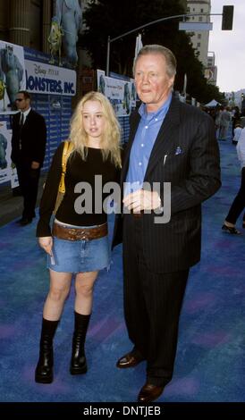 Ottobre 29, 2001 - K23207signor: mostri INC. PREMIERE.El Capitan theater di Hollywood, CA 10/28/2001.JON VOIGHT e figlioccia. Milano RYBA/ 2001(Credit Immagine: © Globo foto/ZUMAPRESS.com) Foto Stock