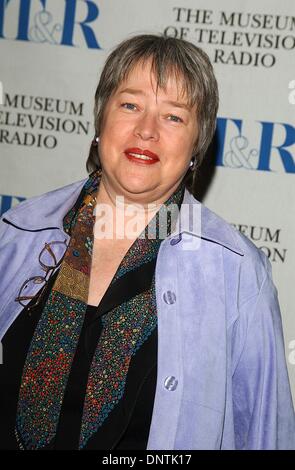 Mar 9, 2002 - K24346AG: Il William S. PALEY TELEVISION FESTIVAL .''SIX PIEDI SOTTO''.Directors Guild complesso del teatro, 03/09/2002. AMY GRAVES/ 2002.(D).Kathy Bates(Immagine di credito: © Globo foto/ZUMAPRESS.com) Foto Stock