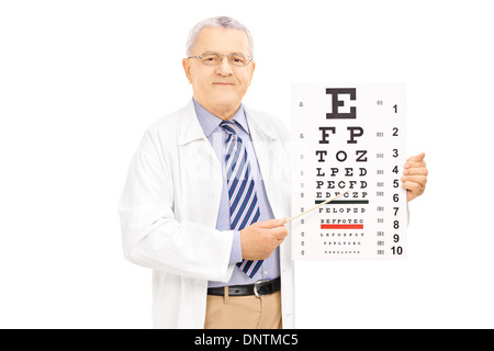 Di mezza età ottico maschio azienda visita oculistica e puntamento con bastone Foto Stock