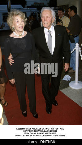 Luglio 30, 2001 - K22585signor: LOS ANGELES LATINO FILM FESTIVAL.teatro egiziano, la 28/07/2001.Kirk Douglas e la moglie Anne. Milano RYBA/ 2001(Credit Immagine: © Globo foto/ZUMAPRESS.com) Foto Stock