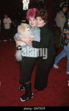 Ottobre 17, 2001 - K23119signor: Ozzy Osbourne in negozio aspetto.A Tower Records di Los Angeles, CA 10/16/2001.Sharon Osbourne e Kelly Osbourne. Milano RYBA/ 2001(Credit Immagine: © Globo foto/ZUMAPRESS.com) Foto Stock