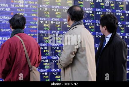 Tokyo, Giappone. Il 6 gennaio, 2014. Le persone guardano ad una scheda elettronica che mostra l'indice di borsa di Tokyo, Giappone, Gennaio 6, 2014. Il 225-problema Nikkei Media Stock chiuso 382.43 punti dalla fine del 2013 a 15,908.88. Credito: Stringer/Xinhua/Alamy Live News Foto Stock