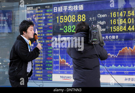 Tokyo, Giappone. Il 6 gennaio, 2014. Un reporter TV parla di una fotocamera nella parte anteriore di una scheda elettronica che mostra l'indice di borsa di Tokyo, Giappone, Gennaio 6, 2014. Il 225-problema Nikkei Media Stock chiuso 382.43 punti dalla fine del 2013 a 15,908.88. Credito: Stringer/Xinhua/Alamy Live News Foto Stock