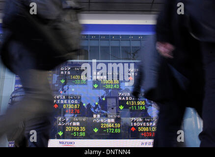 Tokyo, Giappone. Il 6 gennaio, 2014. La gente a piedi passato una scheda elettronica che mostra l'indice di borsa di Tokyo, Giappone, Gennaio 6, 2014. Il 225-problema Nikkei Media Stock chiuso 382.43 punti dalla fine del 2013 a 15,908.88. Credito: Stringer/Xinhua/Alamy Live News Foto Stock