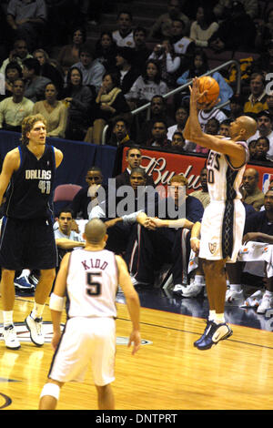 Nov. 16, 2002 - K27241JBB: NEW JERSEY NETS VS. DALLAS MAVERICKS AL CONTINENTAL ARENA NEL NEW JERSEY 11/16/2002. JOHN BARRETT/ 2002.Jason Kidd (5), Dirk Nowitzki (41) e KERRY KITTLES (30)(Immagine di credito: © Globo foto/ZUMAPRESS.com) Foto Stock