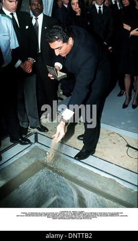 Giugno 16, 2001 - Â© IMAPRESS. PH : BENITO / CLEMOT..funerale della principessa Leila PAHLAVI IN PARIGI, 16 GIUGNO 2001. IN TOTALE il lutto, l'ex imperatrice di IRAN FARAH PAHLAVI sepolto a sua figlia nel cimitero di Passy di Parigi. LEILA PAHLAVI, 31, passata una settimana fa a Londra. Il comunicato ufficiale scritto da sua madre indicato che ha passato lontano nel suo sonno, ma l'ESATTO CIRC Foto Stock