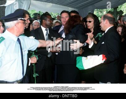 Giugno 16, 2001 - Â© IMAPRESS. PH : BENITO / CLEMOT..funerale della principessa Leila PAHLAVI IN PARIGI, 16 GIUGNO 2001. IN TOTALE il lutto, l'ex imperatrice di IRAN FARAH PAHLAVI sepolto a sua figlia nel cimitero di Passy di Parigi. LEILA PAHLAVI, 31, passata una settimana fa a Londra. Il comunicato ufficiale scritto da sua madre indicato che ha passato lontano nel suo sonno, ma l'ESATTO CIRC Foto Stock