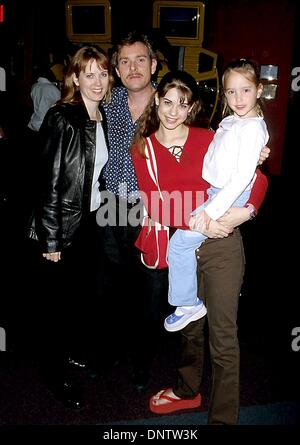 Mar 5, 2002 - K24280signor: celebrazione a beneficio di L.A. Zona a rischio i bambini.JILLIAN'S HI vita corsie, Universal City, CA 03/04/2002.LYNDSAY FONSECA e famiglia. Milano RYBA/ 2002(Credit Immagine: © Globo foto/ZUMAPRESS.com) Foto Stock