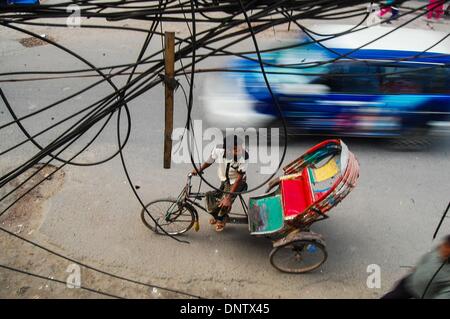 Dacca in Bangladesh. Gen 5, 2014. Decimo il parlamento elezione del Bangladesh si è tenuto oggi in tutto il paese. Partito di opposizione non era felice per la commissione elettorale come era in corso il favore del governo dal loro punto di vista. Per questo partito di opposizione è stata chiamata a livello nazionale scioperi e blocchi stradali per più di ultime 5 settimane e hanno anche la torcia in massa trasporta anche. Per la sicurezza durante la elezione di governo hanno dichiarato di non eseguire qualsiasi veicolo su strade. Per questo la città di Dhaka è diventato ormai defunta. Le strade erano vuoti. Credito: ZUMA Press, Inc./Alamy Live News Foto Stock