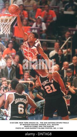 Giugno 23, 1999 - 31257JBB 06/23/99.NEW YORK KNICKS VS. Il San Antonio Spurs finali.al Madison Square Garden di New York..MARCUS CAMBY e Tim Duncan. JOHN BARRETT/ 1999(Credit Immagine: © Globo foto/ZUMAPRESS.com) Foto Stock