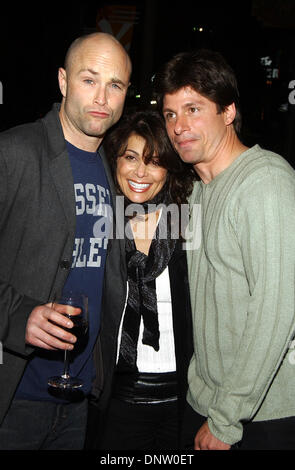 Aprile 3, 2002 - Paula Abdul TOD GRISWOLD E MATT MCCARTY (uno dei CLUBOWNERS.K24615AG di maiale e fischietto 1 anno di anniversario.CA, 04/03/02. AMY GRAVES/ 2002(Credit Immagine: © Globo foto/ZUMAPRESS.com) Foto Stock