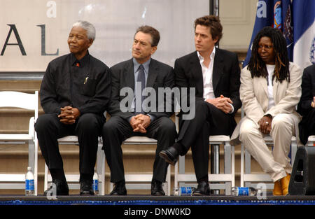 8 maggio 2002 - K24986AR: cerimonia di apertura del Tribeca Film Festival a CITY HALL DI NEW YORK CITY 05/08/02. ANDREA RENAULT/ 2002.NELSON MANDELA, ROBERT DENIRO, Hugh Grant e WHOOPIE GOLDBERG(Immagine di credito: © Globo foto/ZUMAPRESS.com) Foto Stock