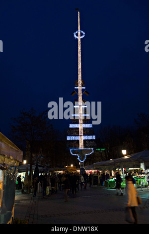 Natale Maypole,Viktualienmarkt, Monaco di Baviera, Baviera Germania Europa Foto Stock