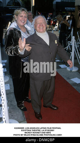 Luglio 30, 2001 - K22585signor: LOS ANGELES LATINO FILM FESTIVAL.teatro egiziano, la 28/07/2001.Mickey Rooney e la moglie. Milano RYBA/ 2001(Credit Immagine: © Globo foto/ZUMAPRESS.com) Foto Stock