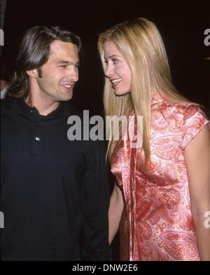 Ottobre 10, 2001 - K23065EG: AMELIE PREMIERE.Accademia Teatro, Beverly Hills, CA 10/09/2001.Mira Sorvino E OLIVER MARTINEZ. ED GELLER/ 2001(Credit Immagine: © Globo foto/ZUMAPRESS.com) Foto Stock