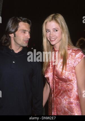 Ottobre 10, 2001 - K23065EG: AMELIE PREMIERE.Accademia Teatro, Beverly Hills, CA 10/09/2001.Mira Sorvino E OLIVER MARTINEZ. ED GELLER/ 2001(Credit Immagine: © Globo foto/ZUMAPRESS.com) Foto Stock