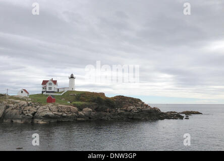York, Stati Uniti d'America. Xxv Sep, 2013. Il faro di Cape Neddick è raffigurato al litorale di York, Stati Uniti d'America, 25 settembre 2013. Il faro, chiamato anche Nubble Luce, sorge su una piccola isola davanti alla costa. L'isola attualmente disabitata e chiusa ai visitatori. Foto: Nico Esch/dpa/Alamy Live News Foto Stock
