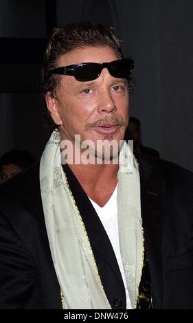 Sett. 18, 2002 - K26099TR JASON FOUNDATION per suicidio giovanile PERVENTION .SPAGO ristorante a Beverly Hills, CA. 9-18-02. TOM RODRIGUEZ/ Mickey Rourke(Immagine di credito: © Globo foto/ZUMAPRESS.com) Foto Stock