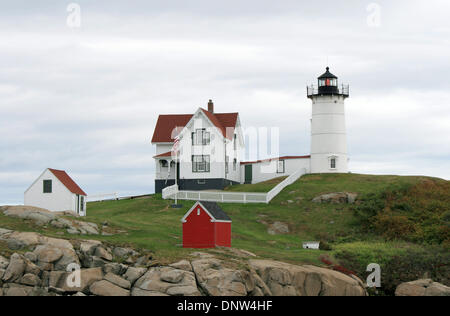 York, Stati Uniti d'America. Xxv Sep, 2013. Il faro di Cape Neddick è raffigurato al litorale di York, Stati Uniti d'America, 25 settembre 2013. Il faro, chiamato anche Nubble Luce, sorge su una piccola isola davanti alla costa. L'isola attualmente disabitata e chiusa ai visitatori. Foto: Nico Esch - ATTENZIONE! Nessun filo SERVICE -/dpa/Alamy Live News Foto Stock