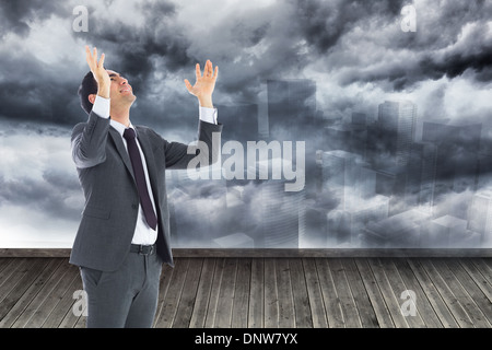 Immagine composita di happy businessman a braccia alzate Foto Stock