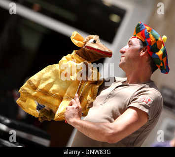 I bambini di strada di intrattenitore Arrecife Lanzarote Foto Stock