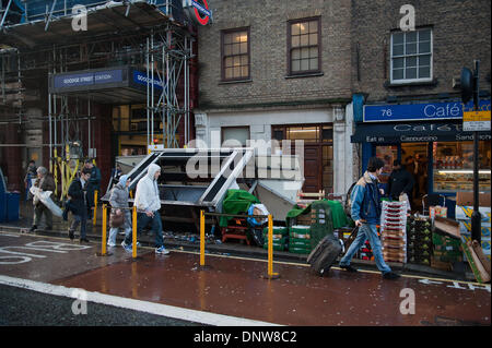 Londra, Regno Unito. Il 6 gennaio, 2014. La frutta e la verdura soffiata di stallo oltre al di fuori di Goodge Street Station su Tottenham Court Road. 06/01/2014 Credit: Pete Maclaine/Alamy Live News Foto Stock