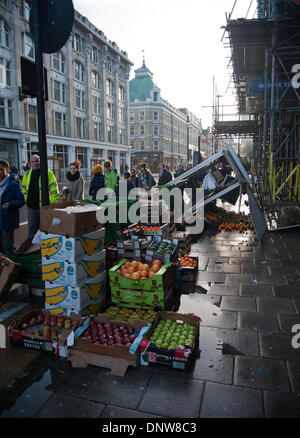 Londra, Regno Unito. Il 6 gennaio, 2014. La frutta e la verdura soffiata di stallo oltre al di fuori di Goodge Street Station su Tottenham Court Road. 06/01/2014 Credit: Pete Maclaine/Alamy Live News Foto Stock