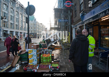 Londra, Regno Unito. Il 6 gennaio, 2014. La frutta e la verdura soffiata di stallo oltre al di fuori di Goodge Street Station su Tottenham Court Road. 06/01/2014 Credit: Pete Maclaine/Alamy Live News Foto Stock