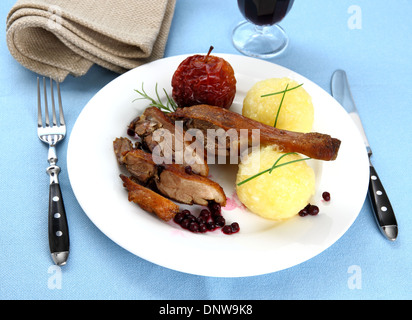 La gamba d'anatra con gnocchetti di patate, Rosso mela e mirtilli rossi, vista dall'alto Foto Stock