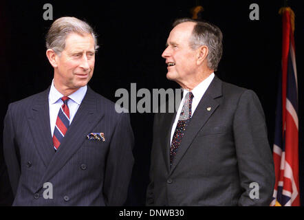 Sett. 29, 2002 - Duxford, CAMBRIDGESHIRE, Gran Bretagna - Â©ALPHAV 049151 27.09.2002.EX PRESIDENTE DEGLI STATI UNITI GEORGE BUSH CON IL PRINCIPE CARLO ALLA CERIMONIA DI RICONSACRAZIONE DELLA AMERICAN AIR MUSEUM DI GRAN BRETAGNA PRESSO L'Imperial War Museum Duxford nel Cambridgeshire..L'AMERICAN AIR MUSEUM, progettato da Lord Foster E APERTO DA SUA MAESTÀ LA REGINA IN AGOSTO 1997, ospita i migliori C Foto Stock